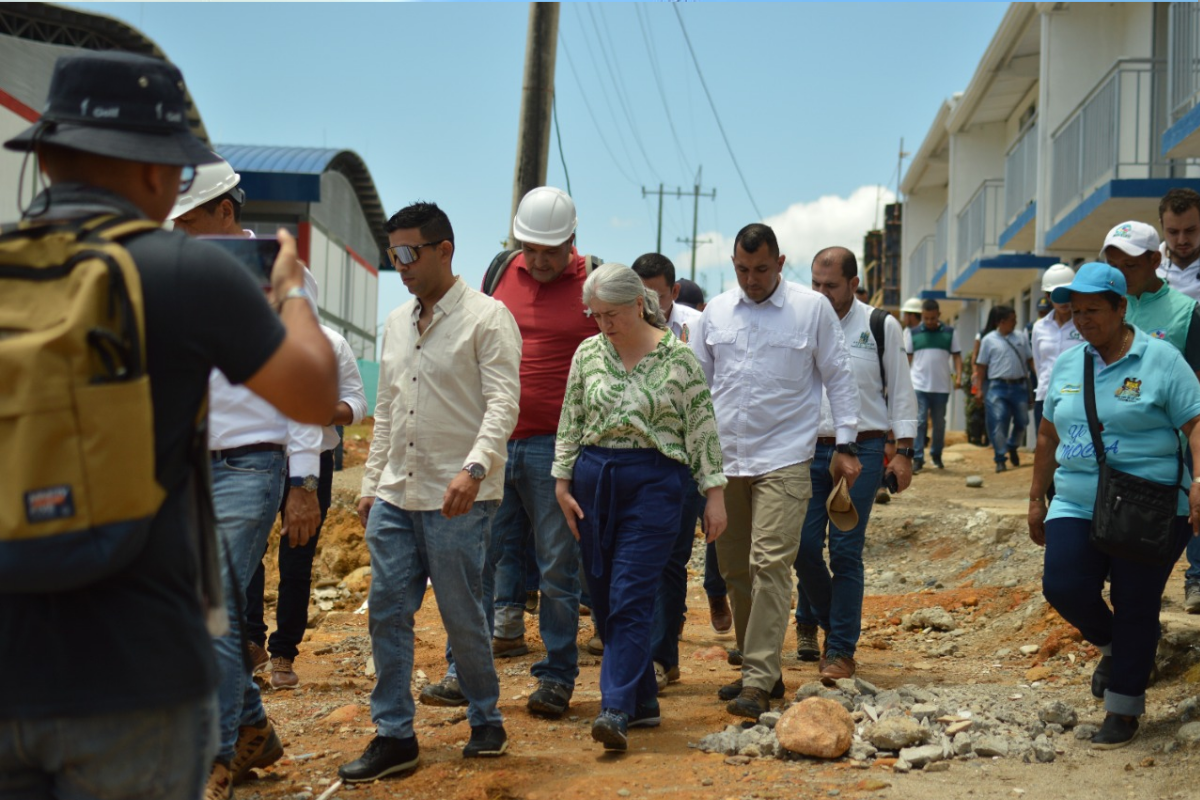 La Ministra de Vivienda visita el proyecto de vivienda Sauces II en Mocoa en octubre de 2022. Fuente: MinVivienda.
