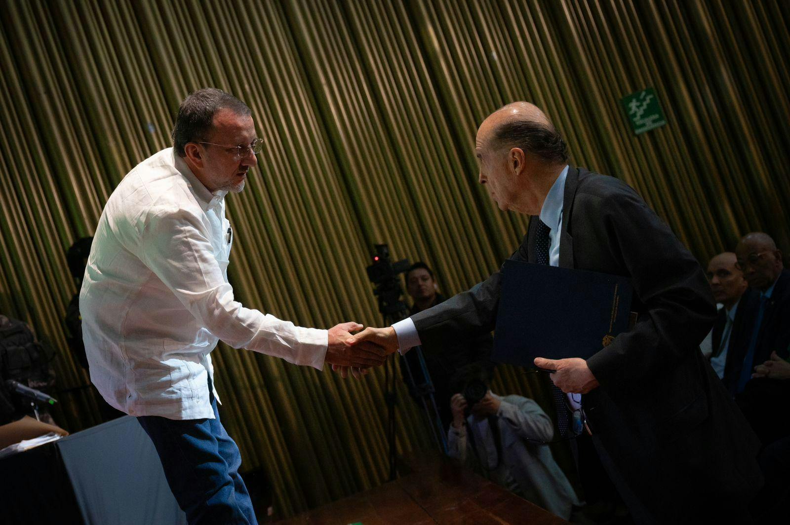 El ex jefe paramilitar, Carlos Mario Jiménez, alias ‘Macaco’ (i) junto al ex Canciller Álvaro Leyva (d) en 2023. Fuente: Cancillería